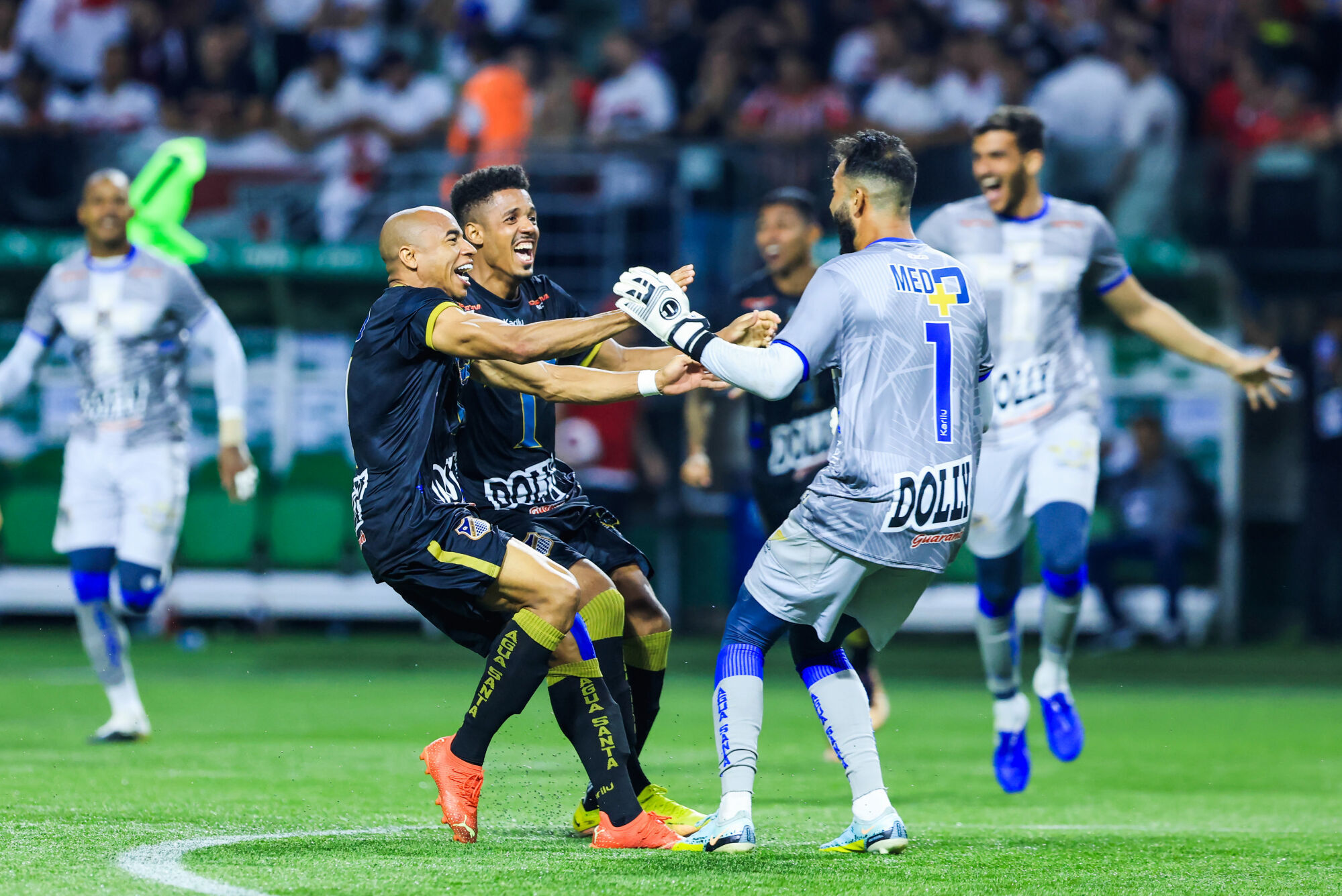 Jogadores do Água Santa comemorando a vitória contra o São Paulo (Icon Sport)