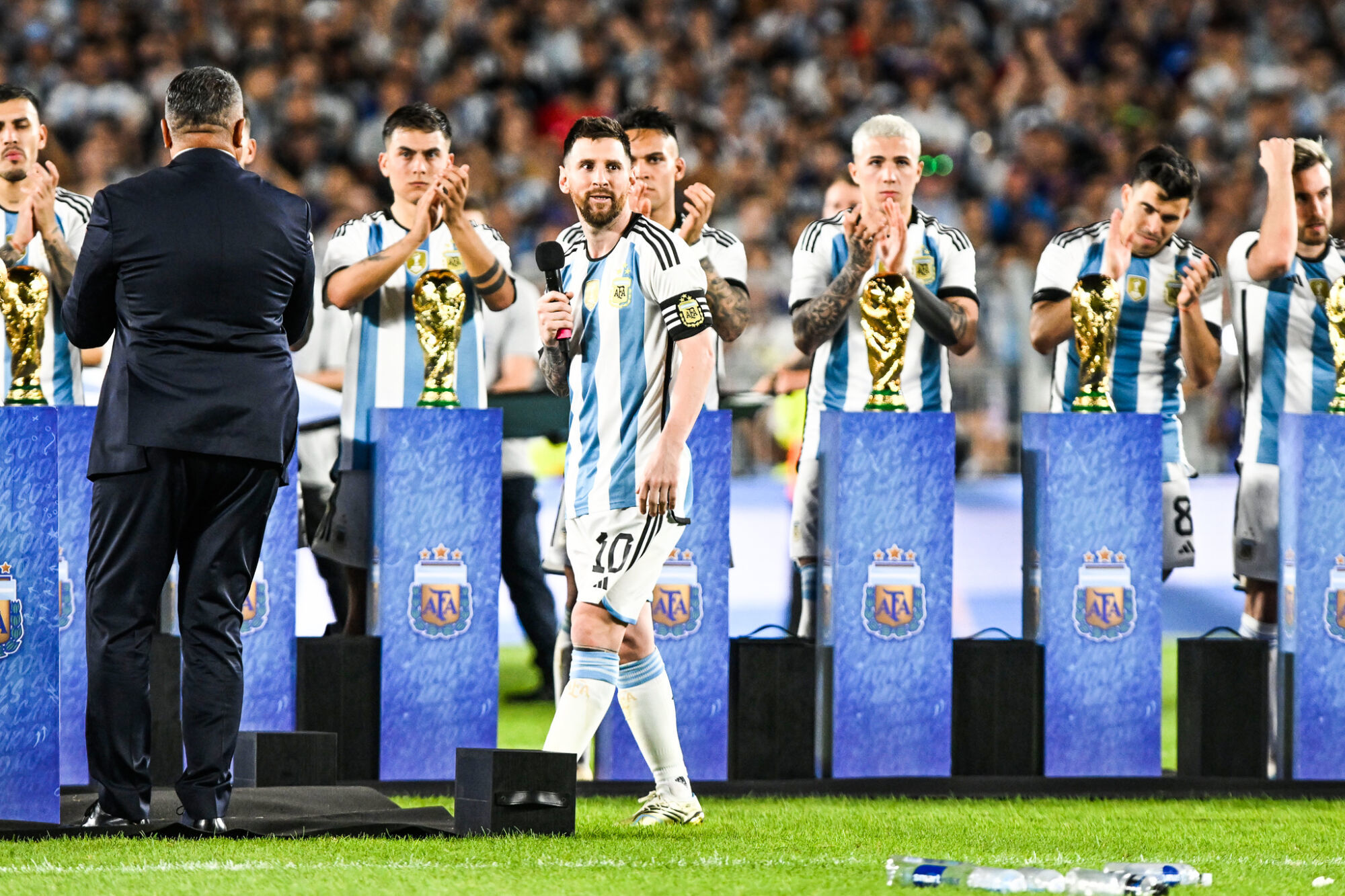 Messi discursando no jogo da Argentina contra o Panamá (Icon Sport) Messi discursando no jogo da Argentina contra o Panamá (Icon Sport)