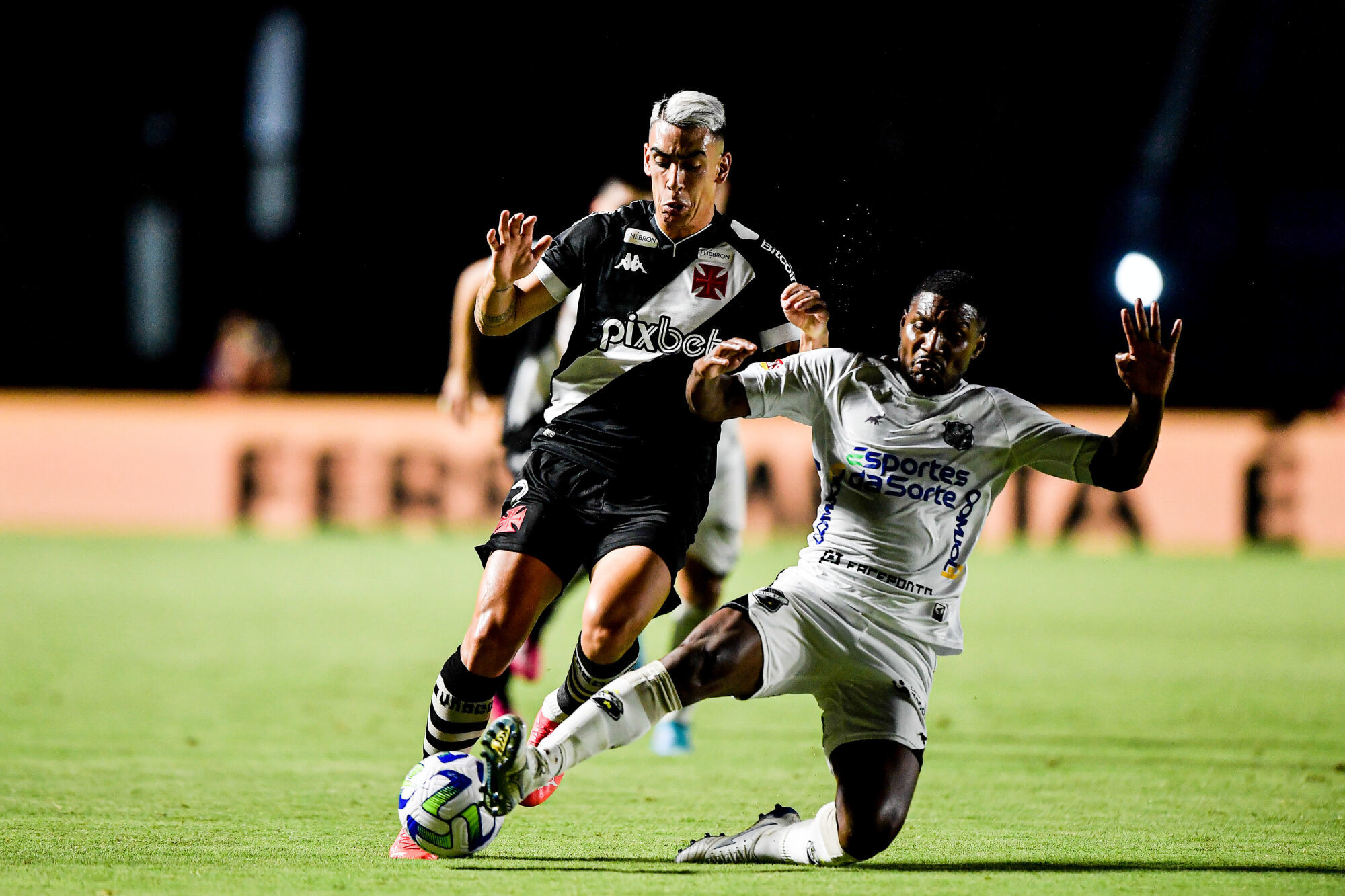 Disputa de bola entre jogadores do Vasco e do ABC (Icon Sport)