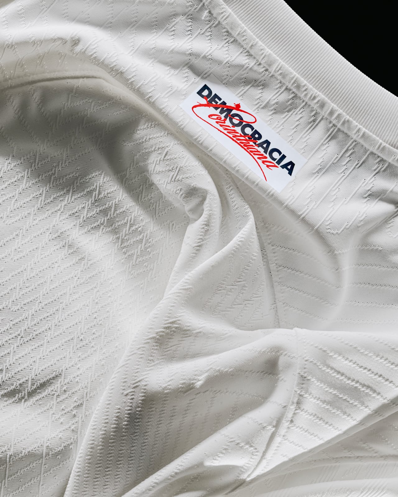 Detalhe da nova camisa do Corinthians. (Imagem: Reprodução / Twitter)