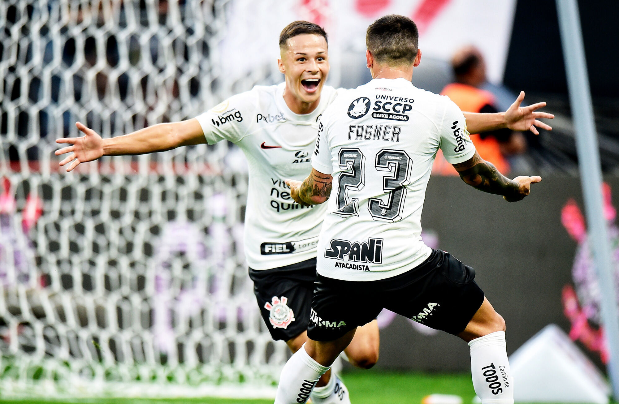 Corinthians vence o Cruzeiro por 2 a 1 no jogo que marca a volta da Raposa para a Série A