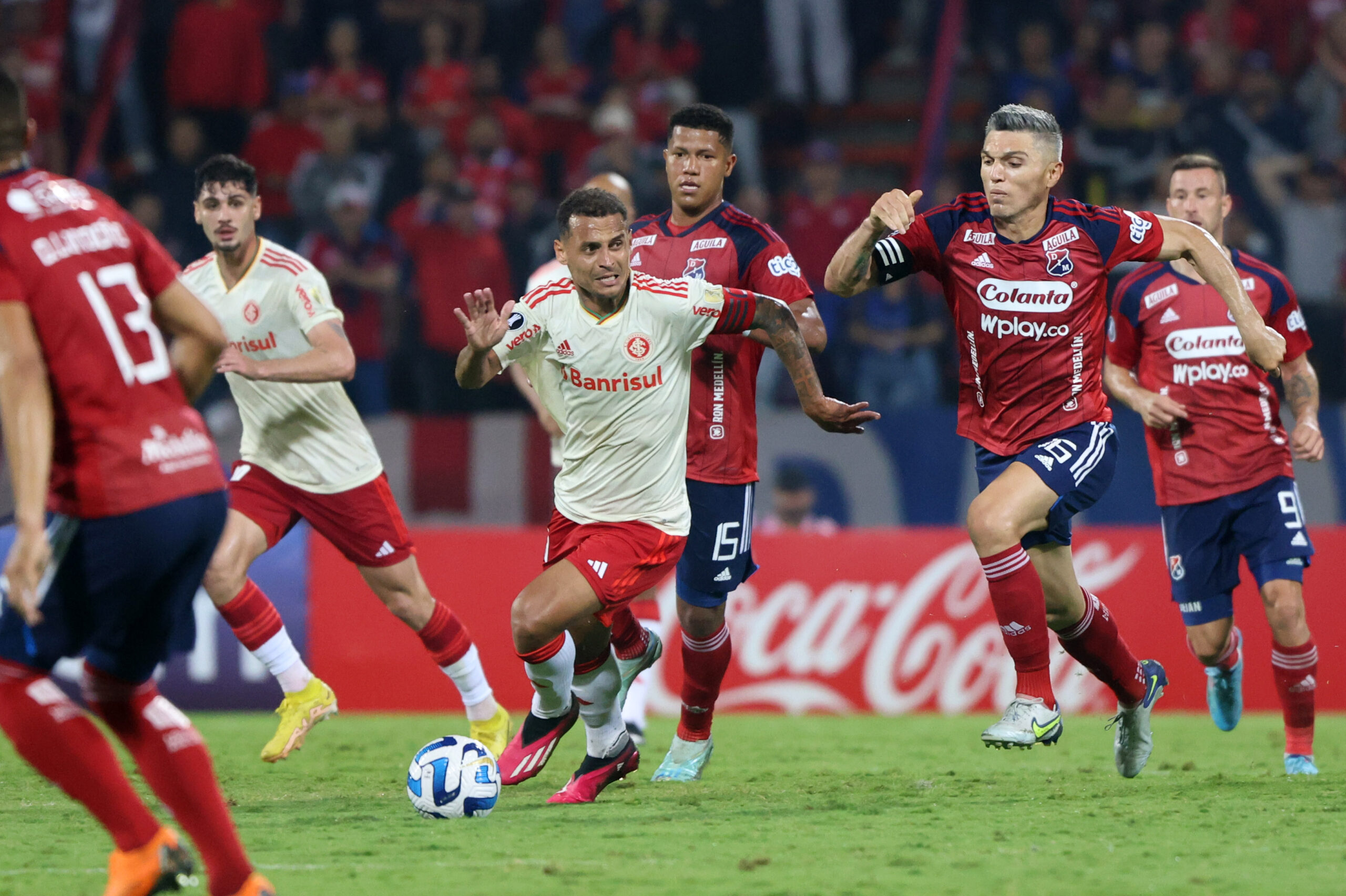 Internacional busca empate no fim do jogo de estreia na Libertadores contra o Independiente Medellín