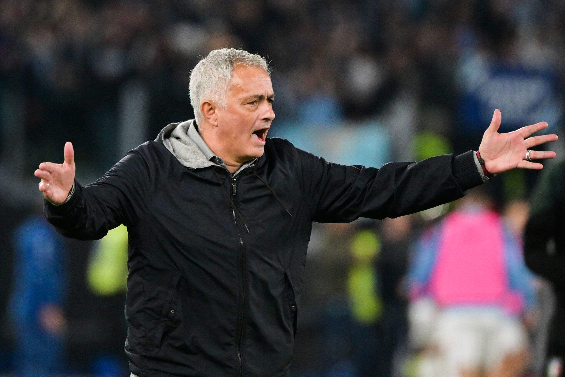 José Mourinho protesta contra cânticos racistas destinados a Dejan Stanković