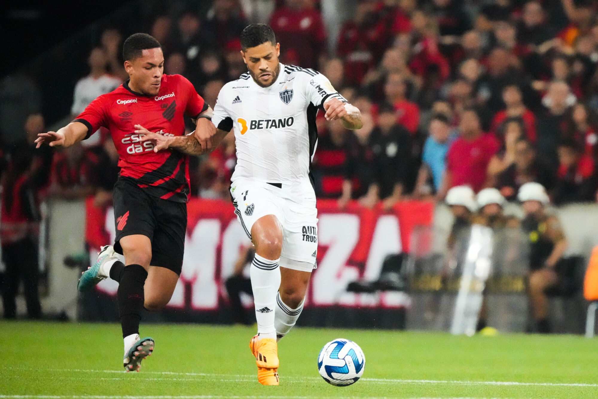 Libertadores: em duelo de brasileiros, o Athletico-PR vence o Atlético-MG. Galo liga o alerta!
