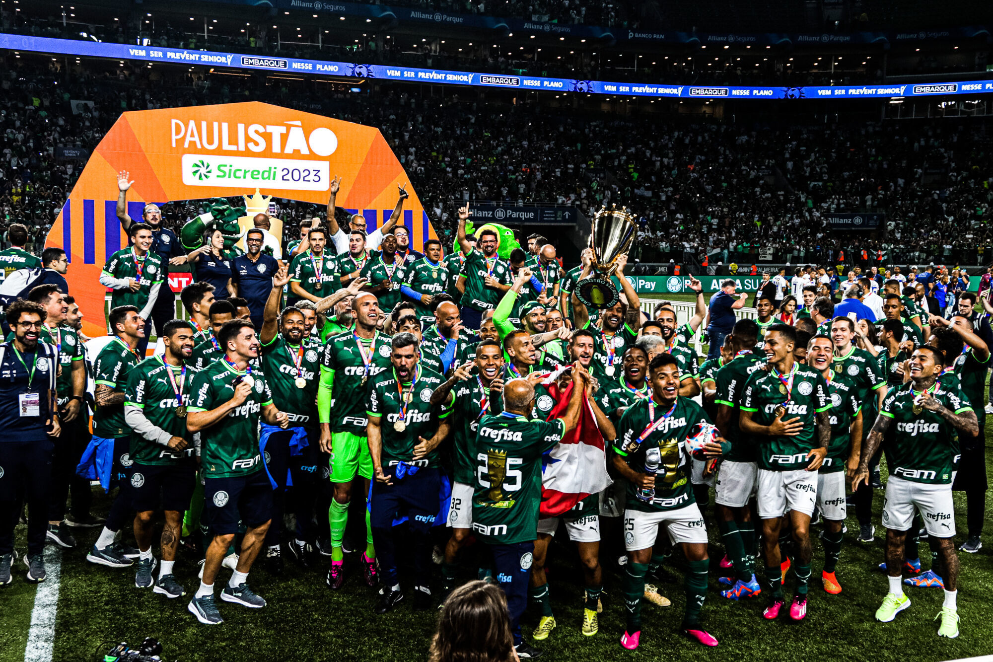 Palmeiras goleia Água Santa e é bicampeão paulista