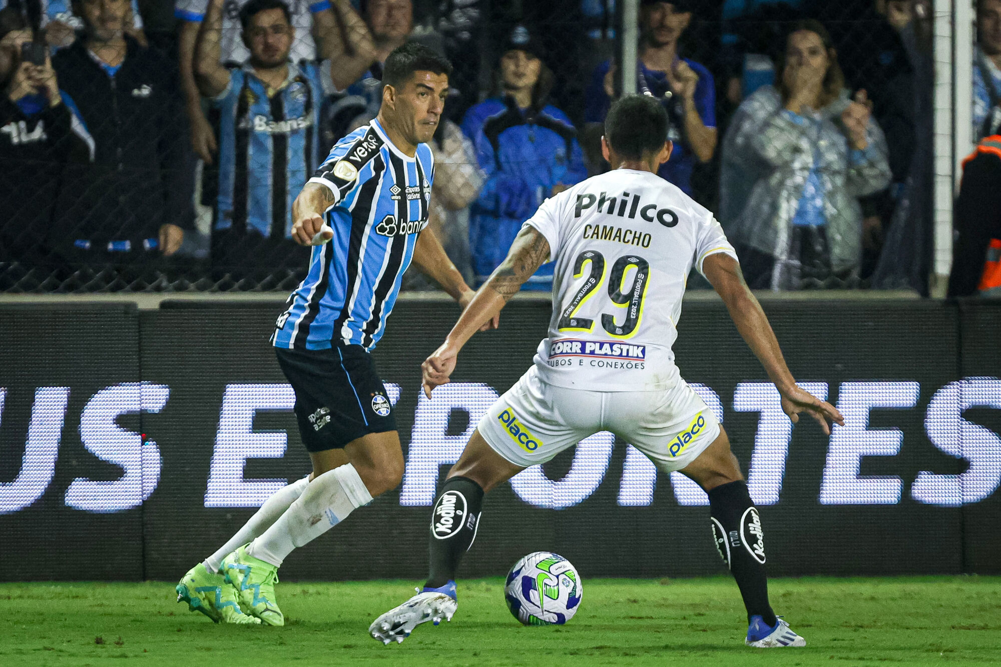 Suarez perde pênalti mas Grêmio vence Santos por 1 a 0 pelo Brasileirão
