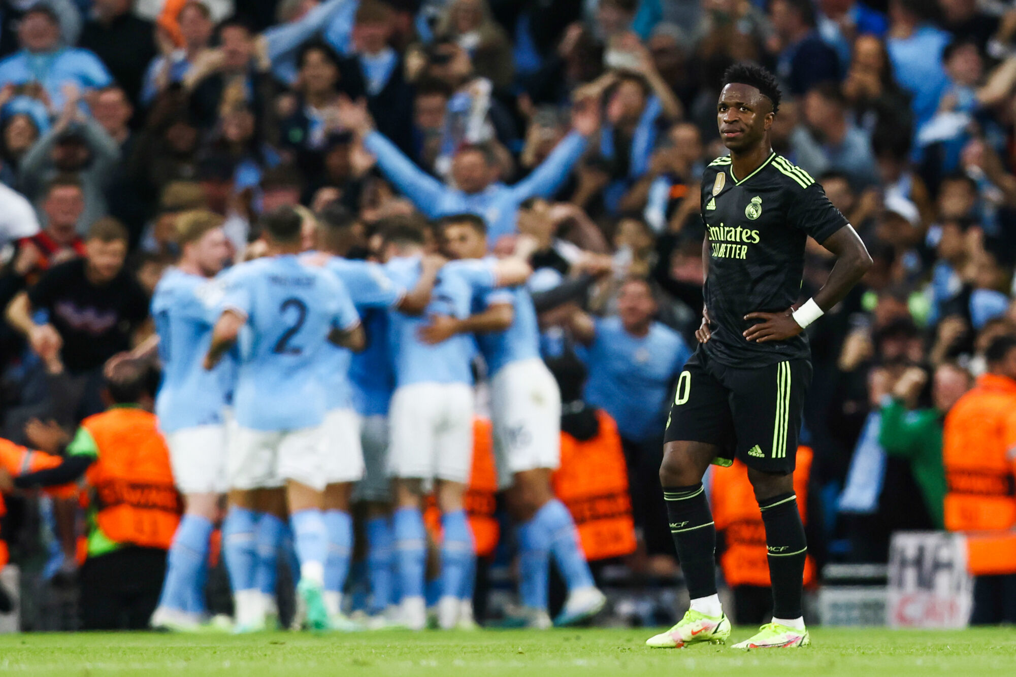 Jogadores do City comemorando enquanto Vini Jr. se lamenta. (Icon Sport) Jogadores do City comemorando enquanto Vini Jr. se lamenta. (Icon Sport)