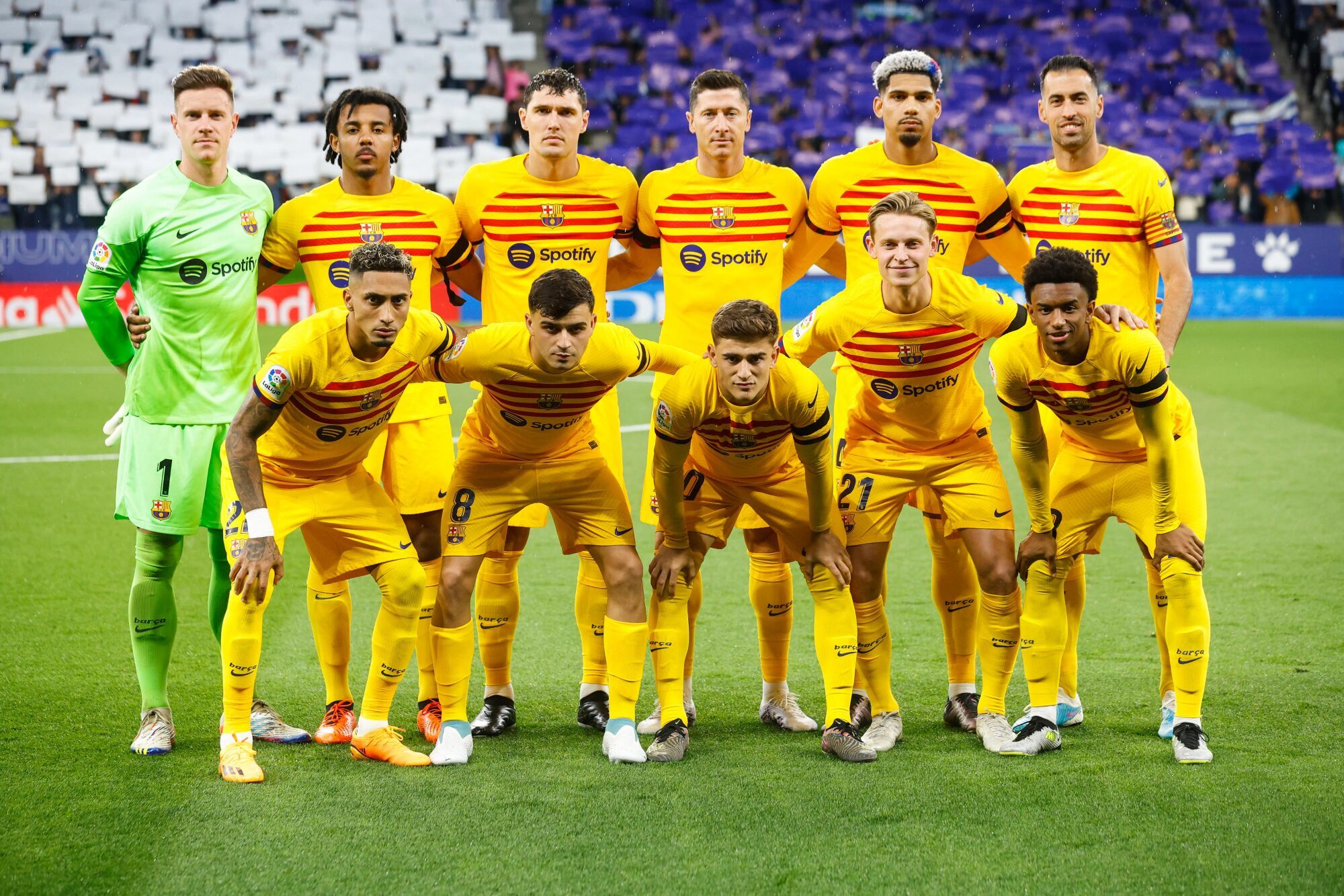 Barcelona é campeão da La Liga e torcida do Espanyol invade o campo