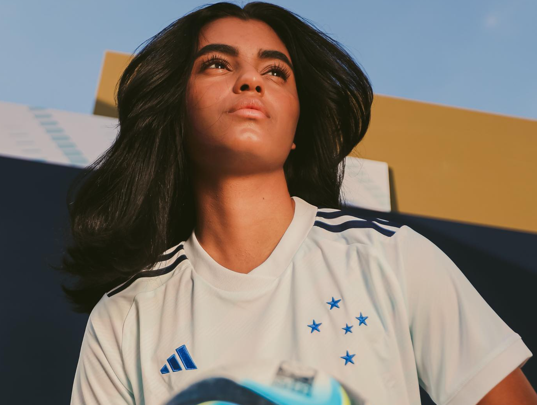 Cruzeiro lança nova camisa em homenagem ao time da Tríplice Coroa