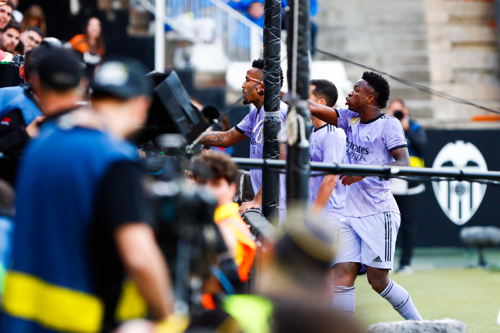 Polícia espanhola prende 7 suspeitos de ataques racistas contra Vini Jr; três já foram soltos