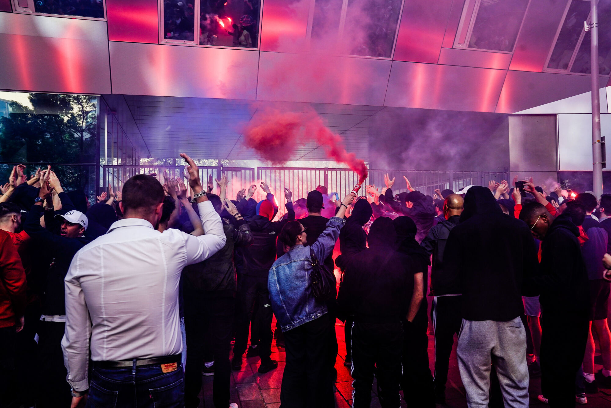 Segurança reforçada em frente a casa de Neymar após protestos