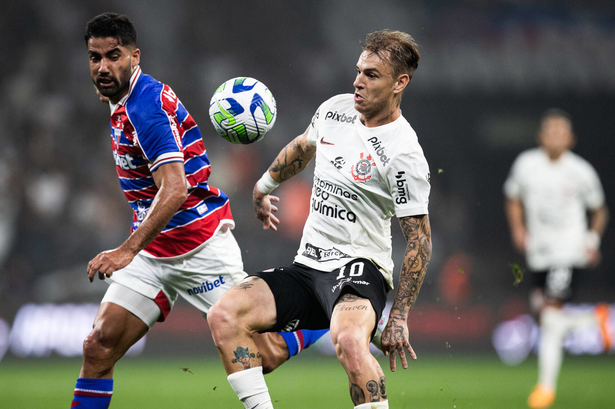 Yuri Alberto sai do banco, marca no fim do jogo e dá empate ao Corinthians