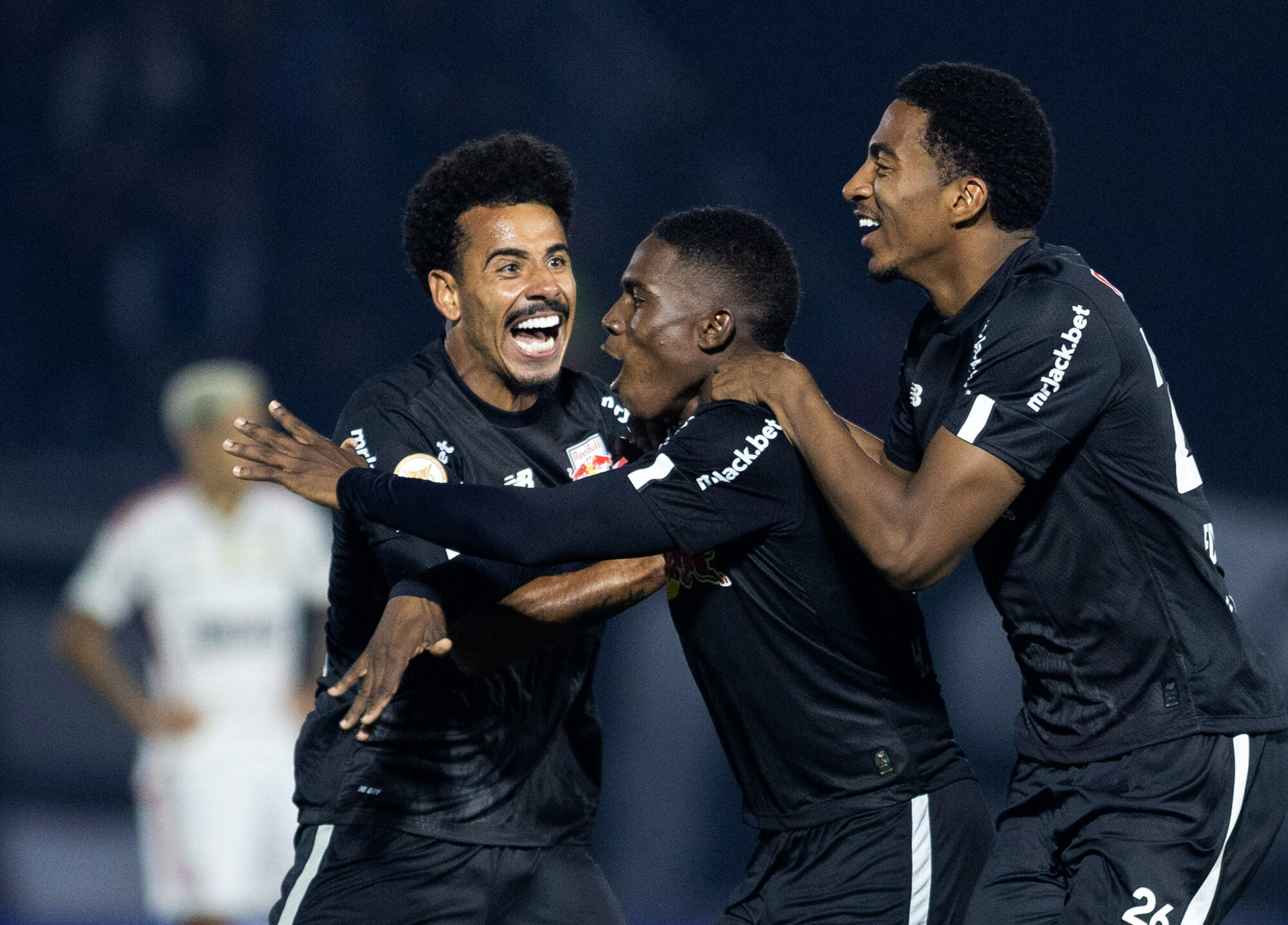 Bragantino atropela e goleia o Flamengo de Sampaoli