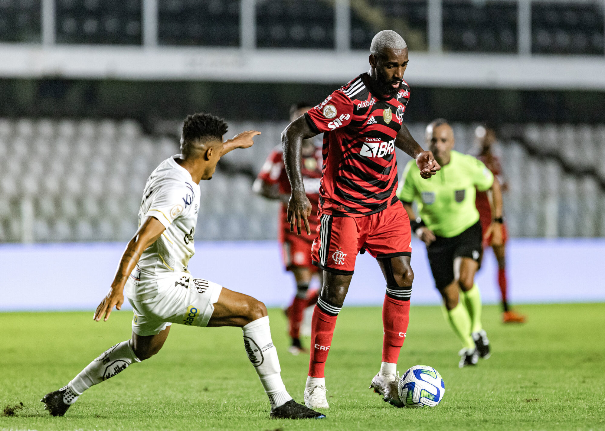 Em jogo de cinco gols, Flamengo vence o Santos e ultrapassa o Palmeiras na tebela