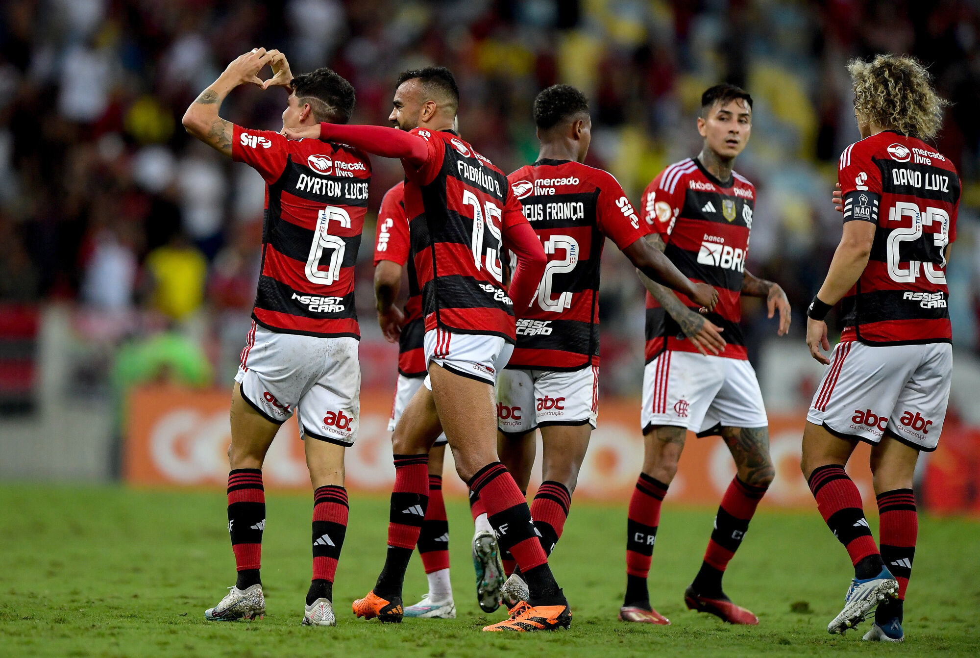 Flamengo aplica goleada e afunda o Vasco na vice-lanterna do Brasileirão