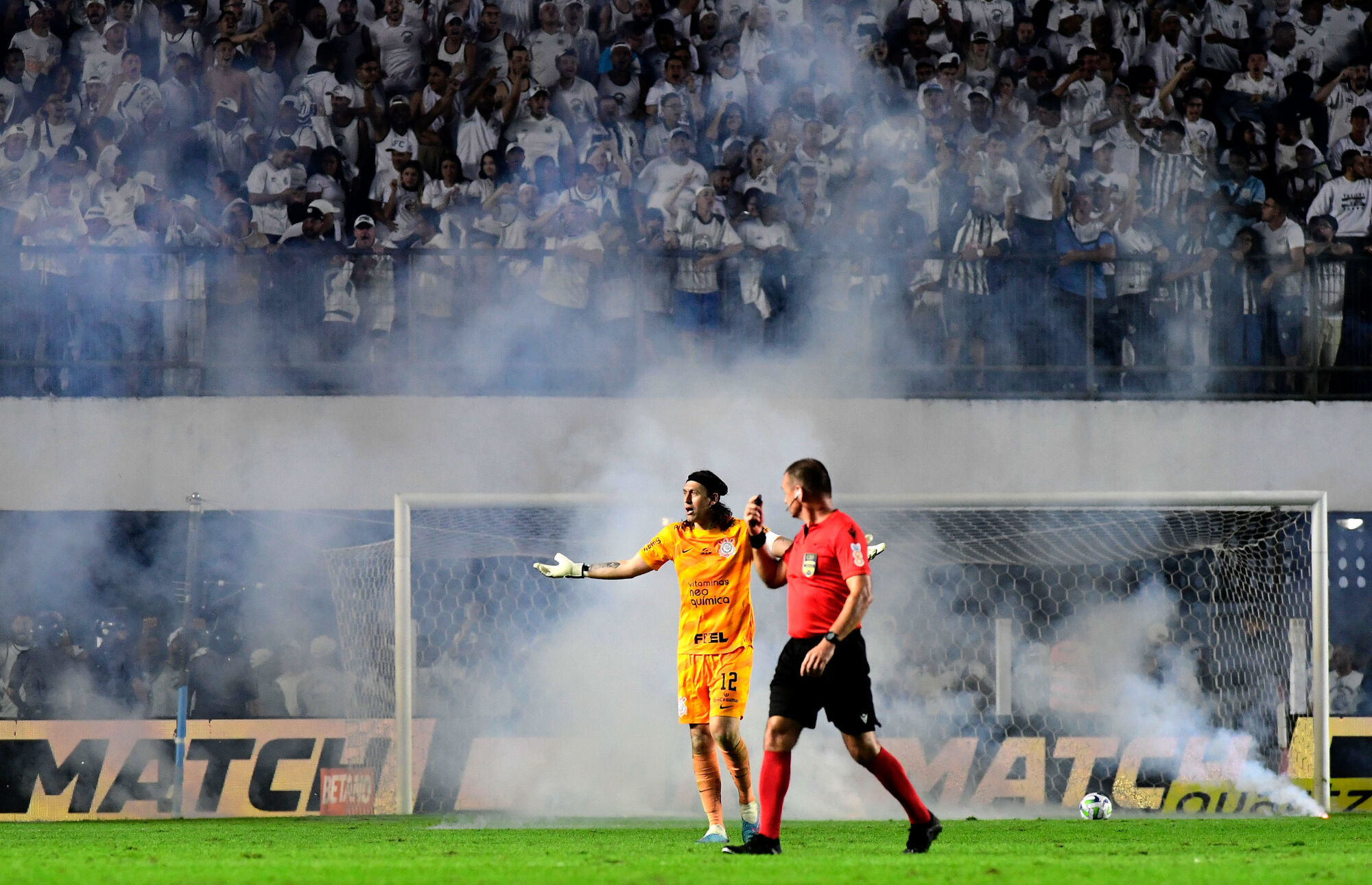 Lamentável! Veja o protesto da torcida do Santos durante o clássico contra o Corinthians