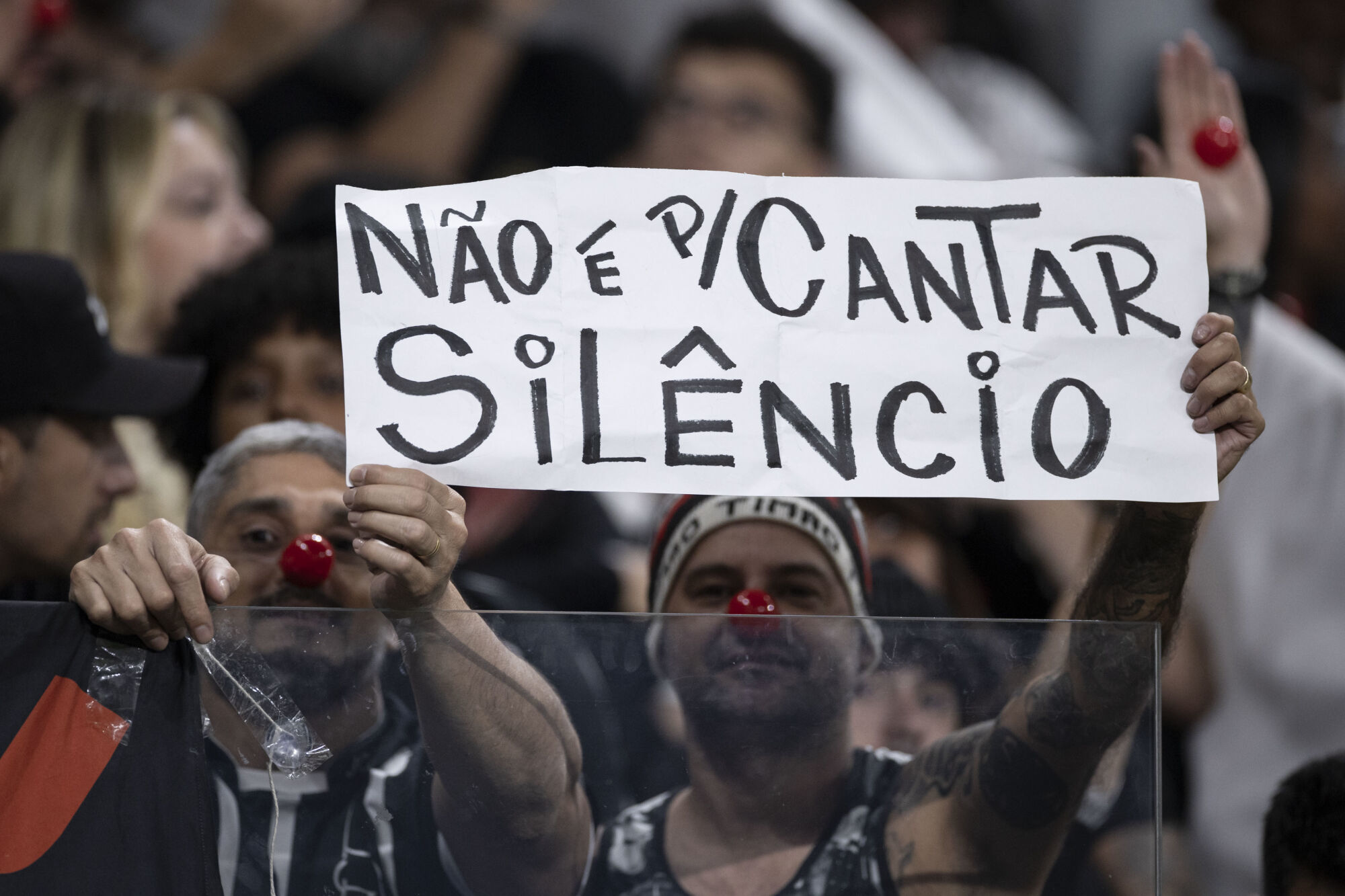 Torcida do Corinthians protesta contra a diretoria e elenco