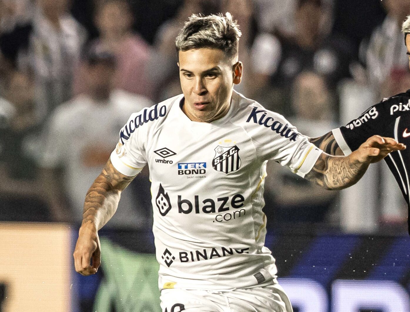 Soteldo é expulso na derrota do Santos para o América; João Paulo e Aguirre criticam o jogador