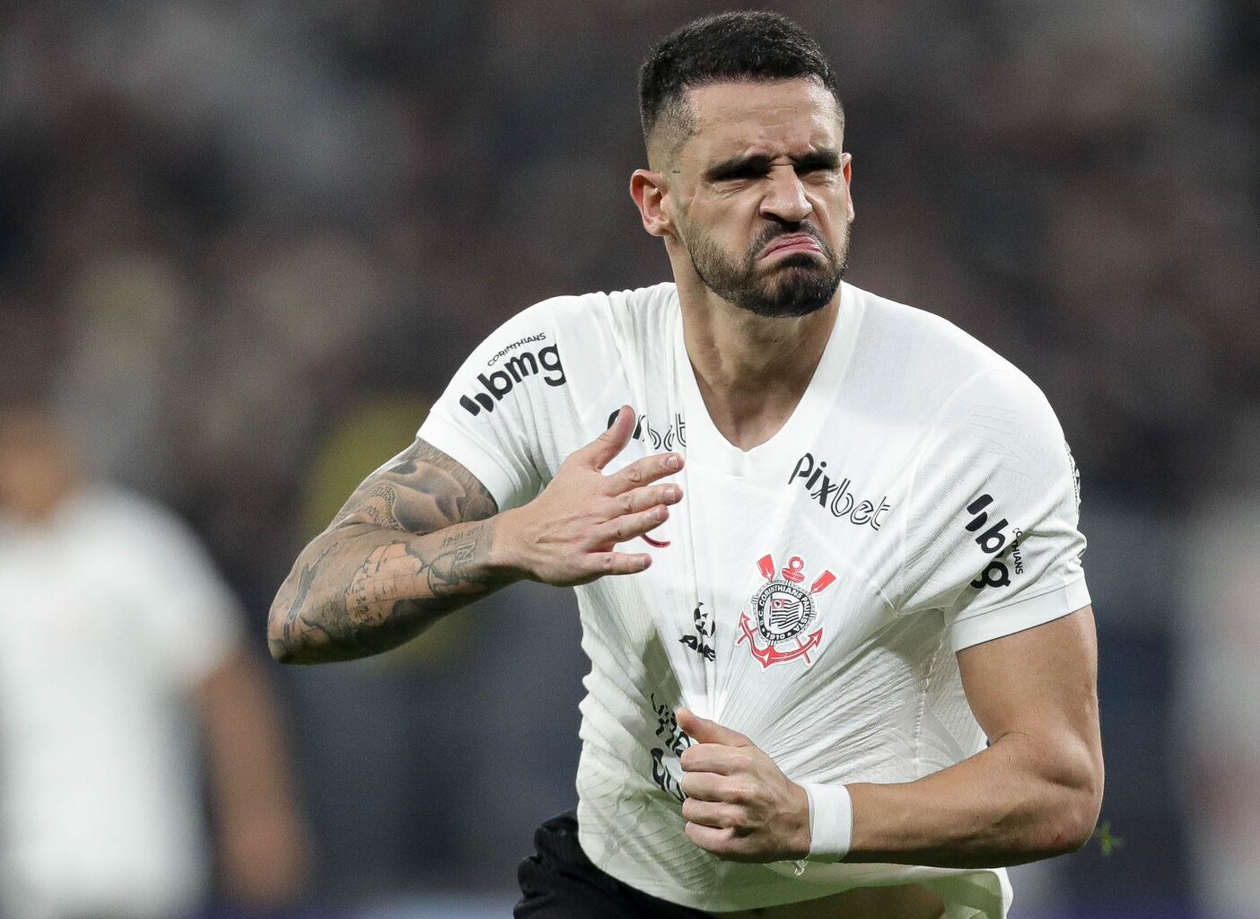 Renato Augusto faz 2 e Corinthians larga na frente do São Paulo pela semi da Copa do Brasil