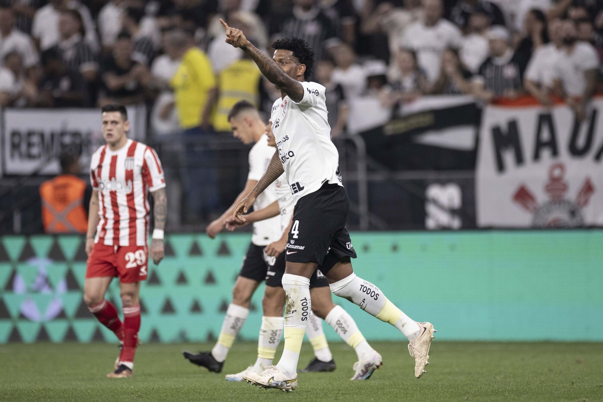 Corinthians faz homenagens e vence a primeira partida contra o Estudiantes; veja como foi o jogo