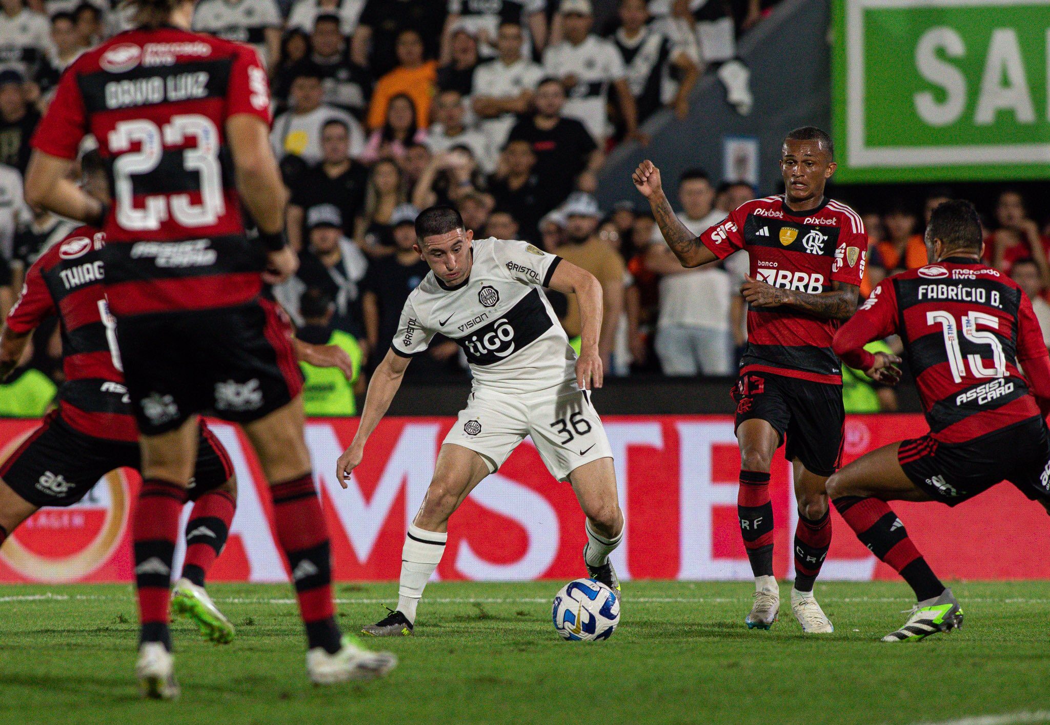 Flamengo passa vergonha, perde para o Olimpia e é eliminado da Libertadores; veja como foi o jogo