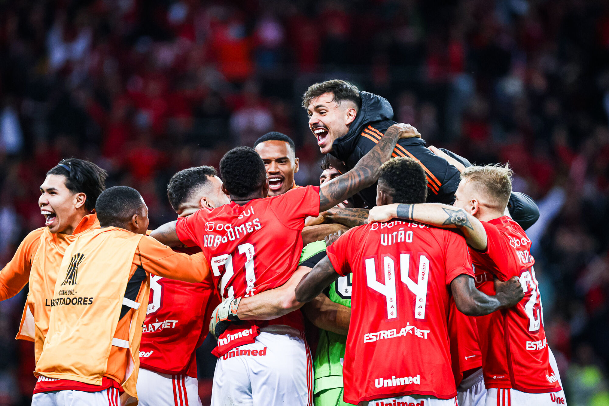 Internacional vence nos pênaltis com gol do goleiro e se classifica contra o River Plate