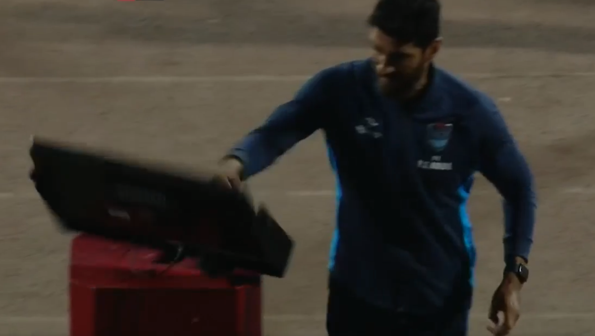 Lembra dele? Loco Abreu surta pelo Campeonato Peruano e dá um soco no VAR