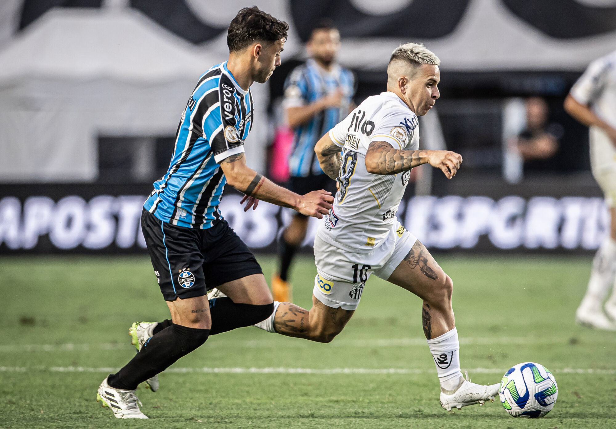 Na volta da torcida à Vila, Santos consegue vitória heróica com 'gol fantasma'