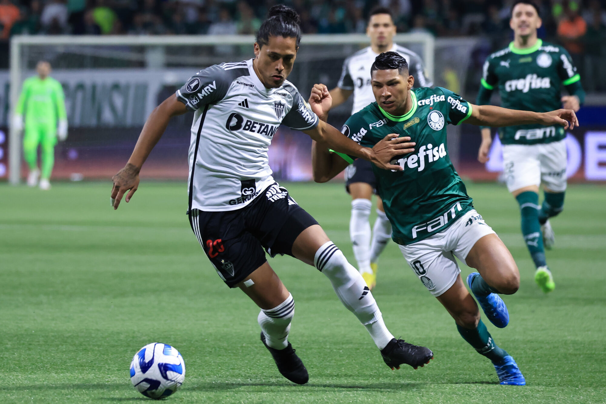 Palmeiras segura empate e avança na Libertadores; Galo reclama de pênalti não marcado