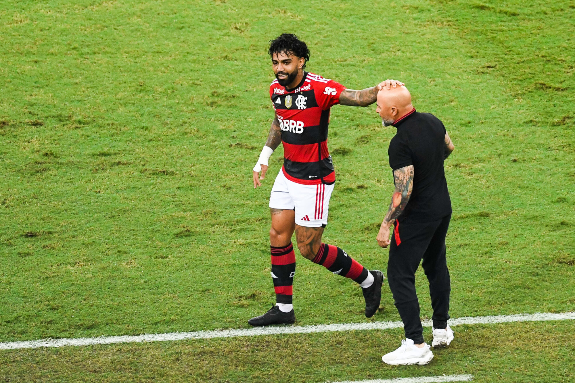 Quem tem que sair do Flamengo? Sampaoli ou a 'base' dos jogadores?