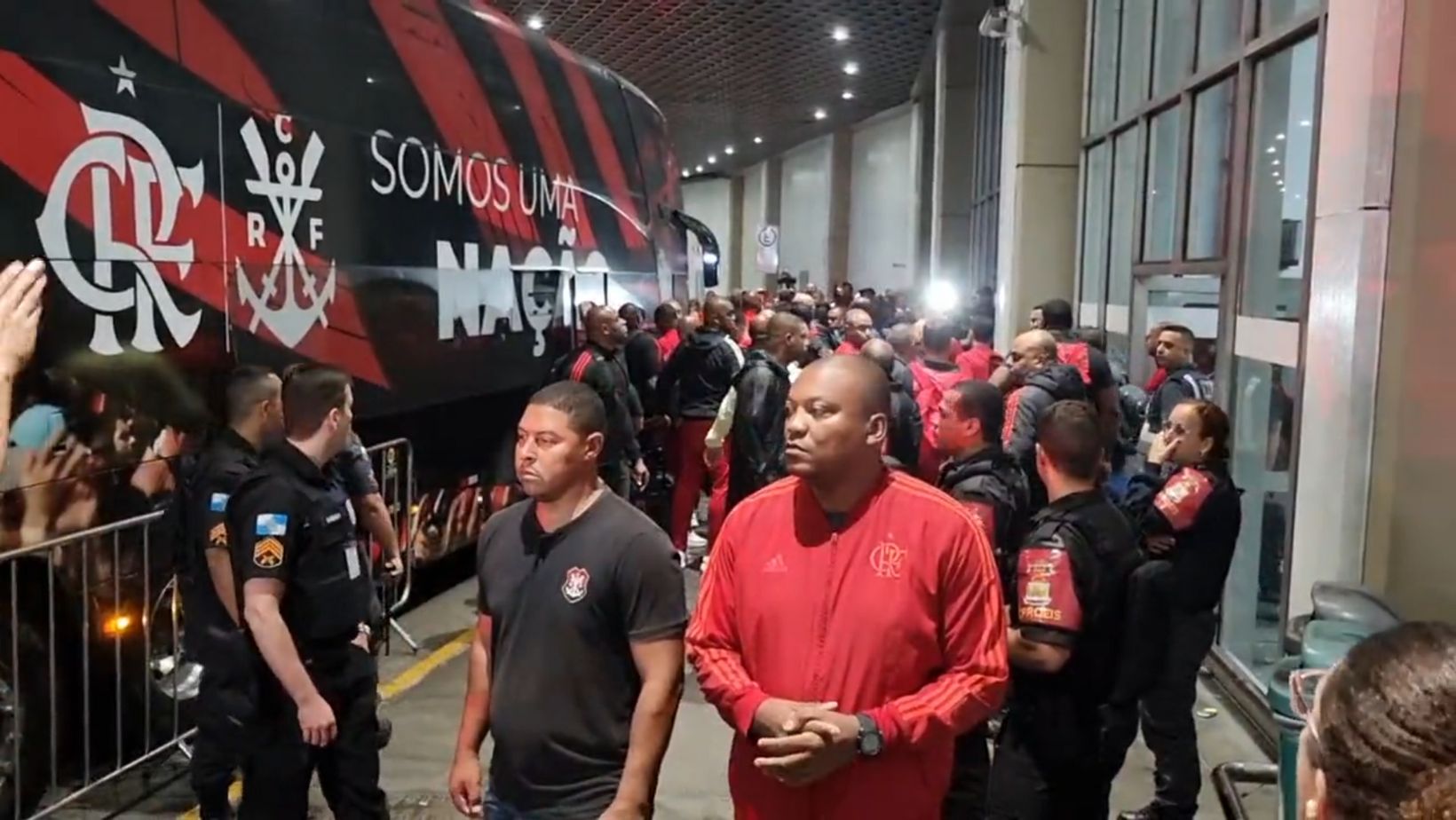 Veja o protesto da torcida do Flamengo na sua chegada ao Rio de Janeiro