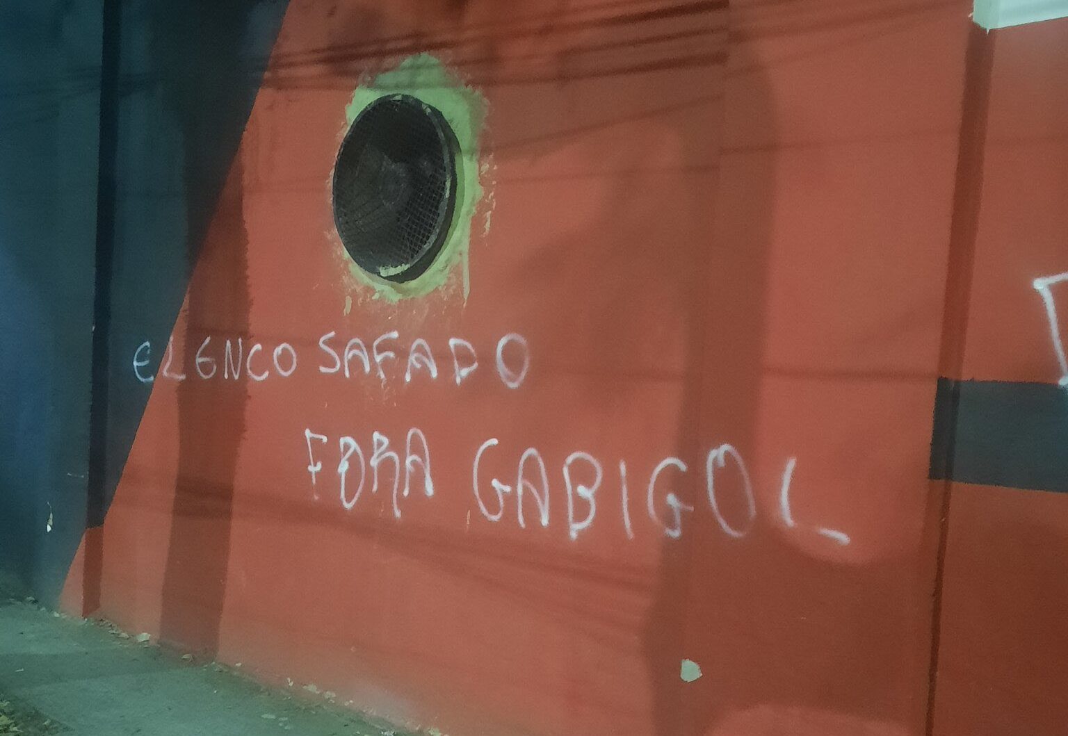 Muro da Gávea é pichado em forma de protesto após a final da Copa do Brasil