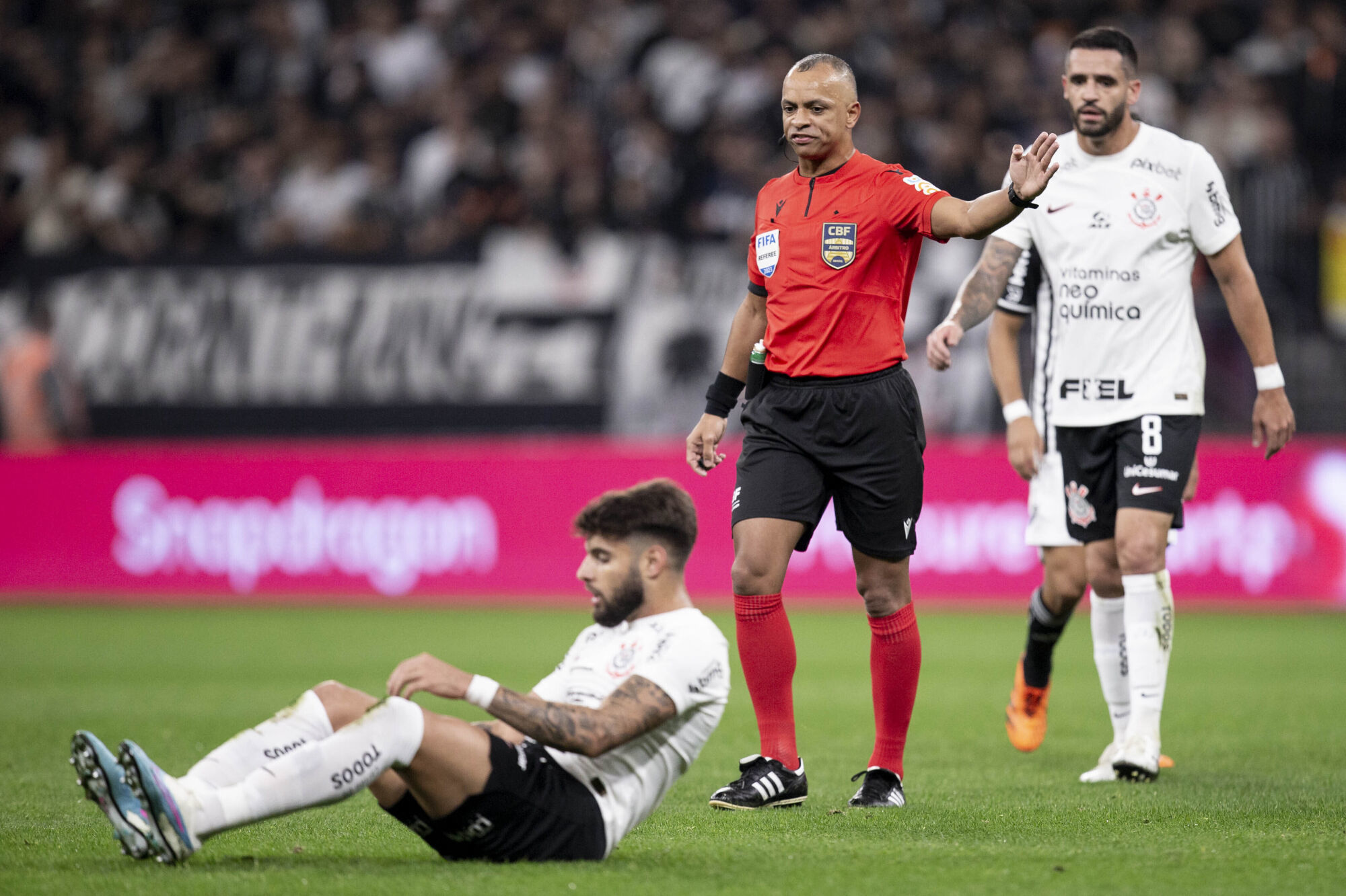 Senado convoca árbitro do jogo entre Corinthians e Grêmio que errou ao não marcar pênalti