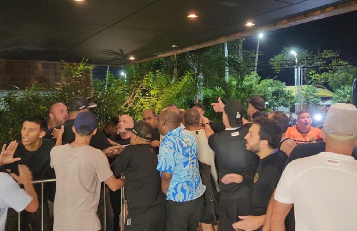 Após eliminação na Sul-Americana, torcida do Corinthians protesta em frente a hotel da delegação