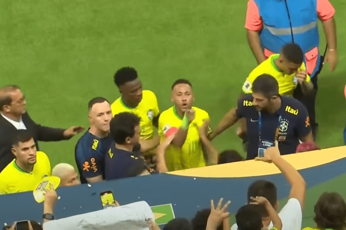 Neymar é atingido por balde de pipoca na saída do gramado após o empate contra a Venezuela