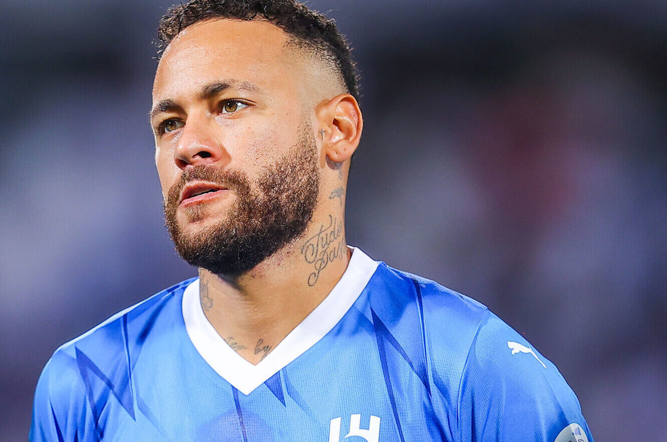 Neymar reclama de gramado no Irã, onde irá jogar a Champions Asiática; veja as imagens