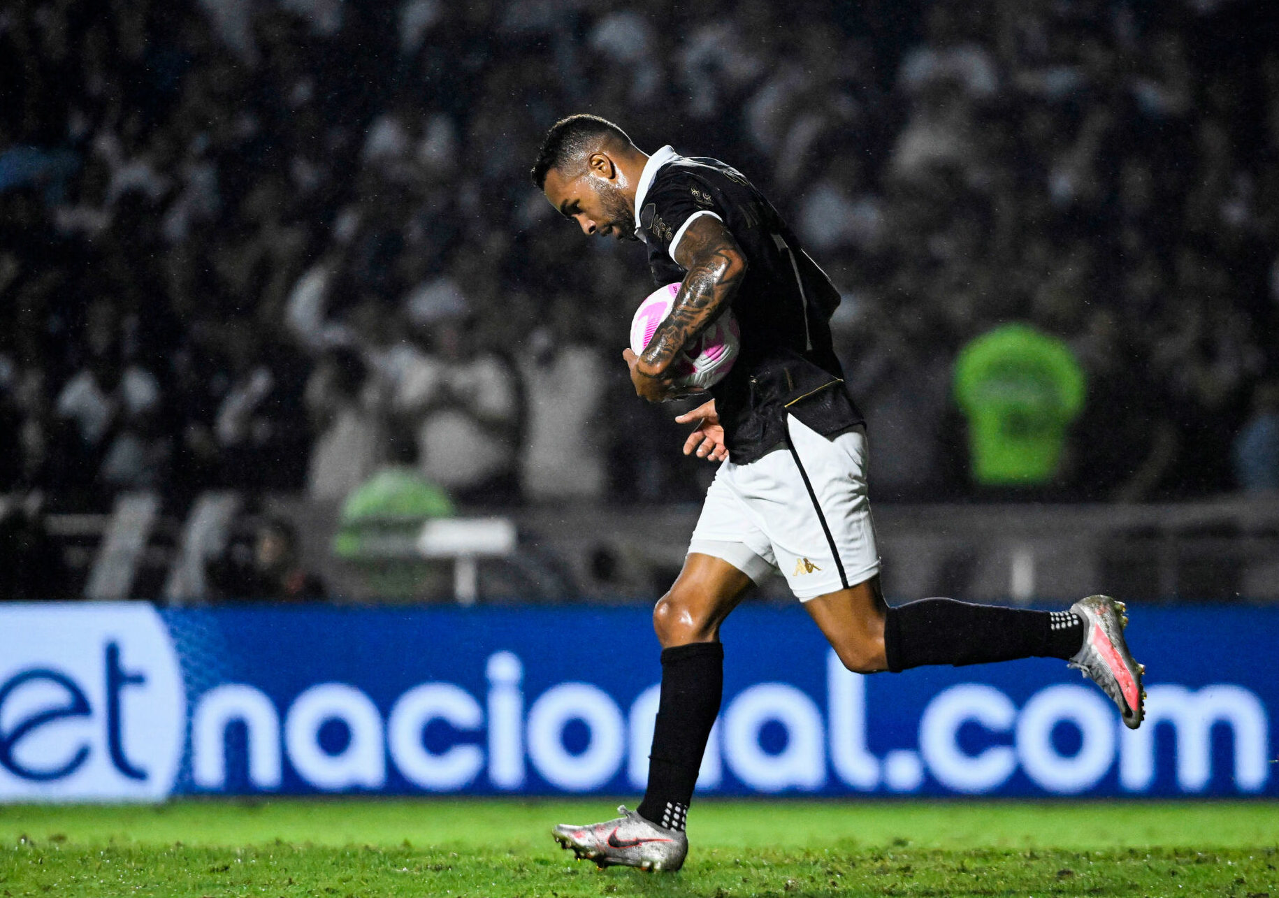 Vasco perde mais uma e se mantém no Z-4! Veja a tabela do cruzmaltino até o fim do Brasileirão