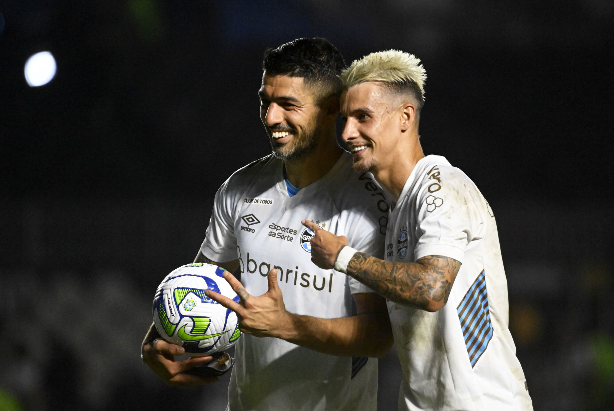 Botafogo sofre outra virada, mas ainda se mantém líder; veja o resumo da 33ª rodada