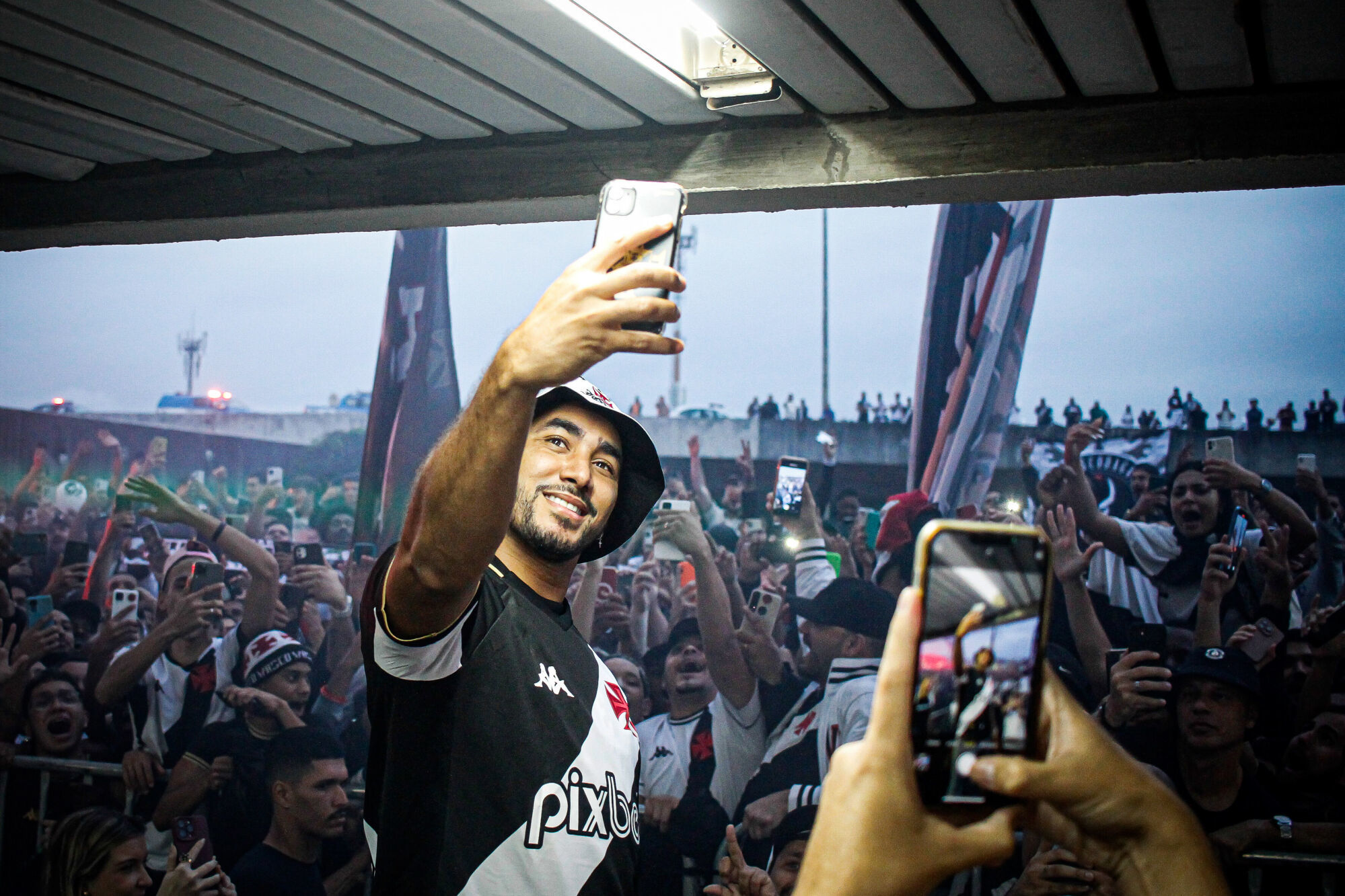 Payet compara a torcida do Vasco com a do Olympique: "Lá é uma loucura, mas aqui é pior"