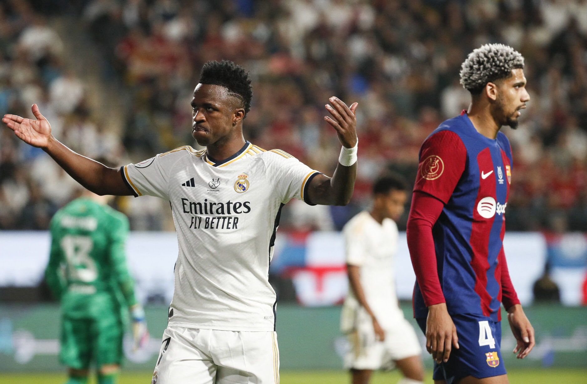 Vini Jr. faz três gols na goleada do Real Madrid sobre o Barcelona e garante mais um título