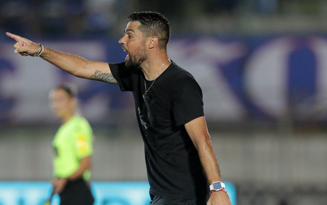 António Oliveira segue invicto no Corinthians, mas diz: 'invencibilidade não significa nada'