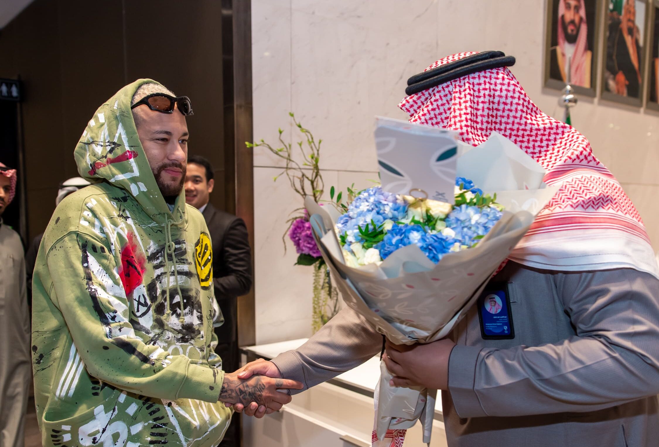 Ele está de volta! Neymar se reapresenta na Arábia Saudita e é recebido com flores
