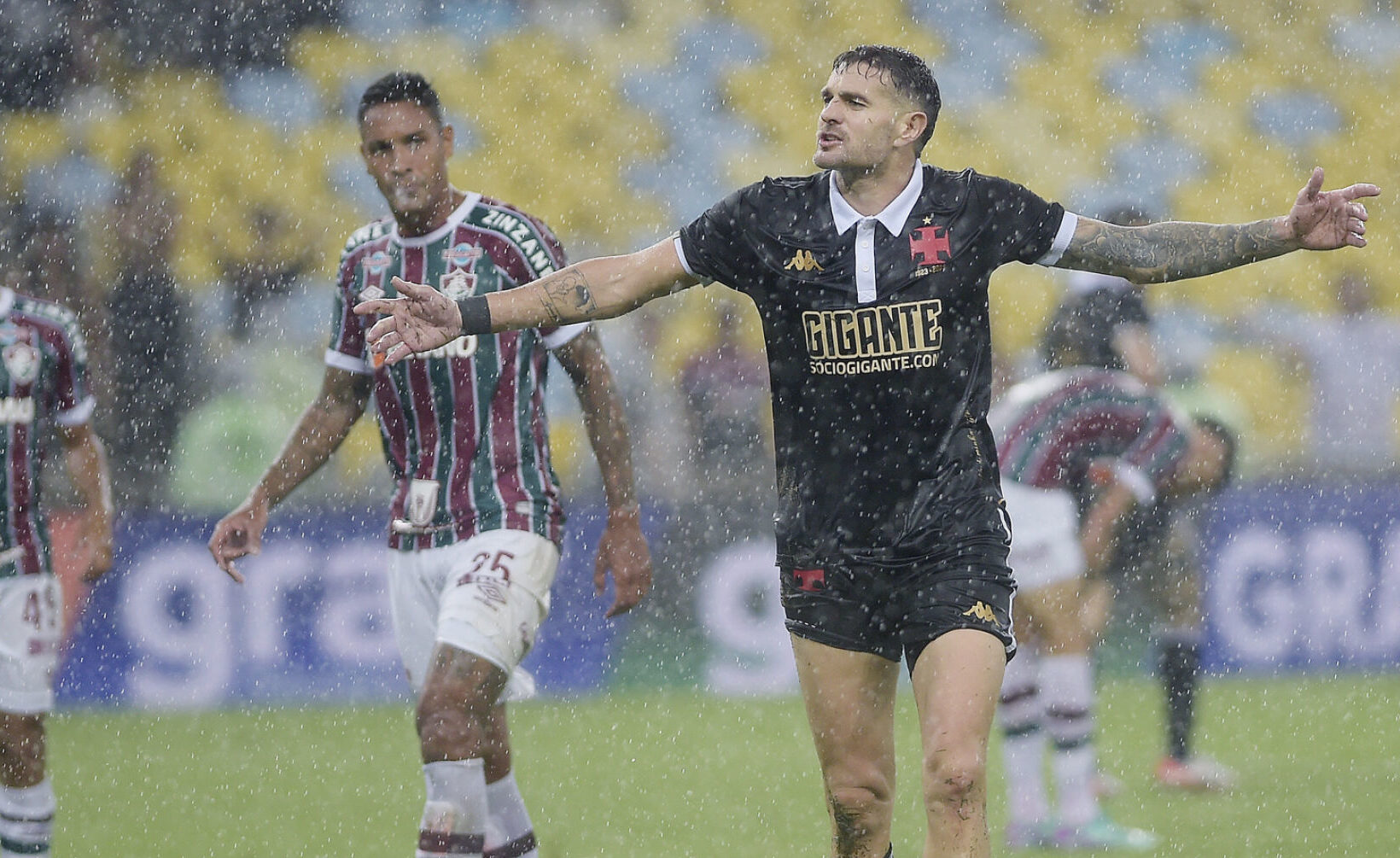 Em jogo com muita polêmica de arbitragem, Fluminense e Vasco não saem do zero; veja os lances