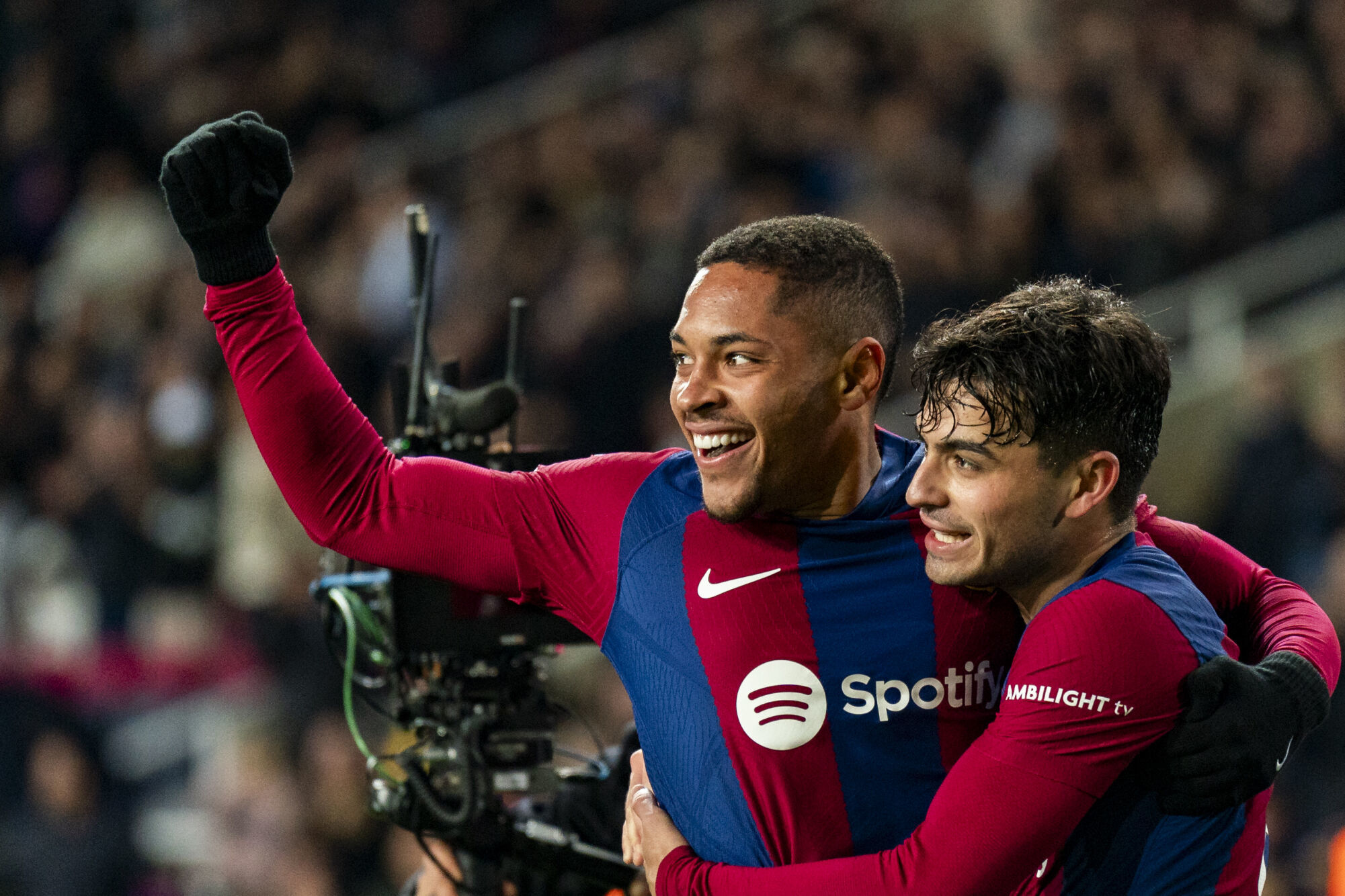 Vitor Roque supera Ronaldo e se torna o brasileiro mais jovem a marcar um gol pelo Barcelona