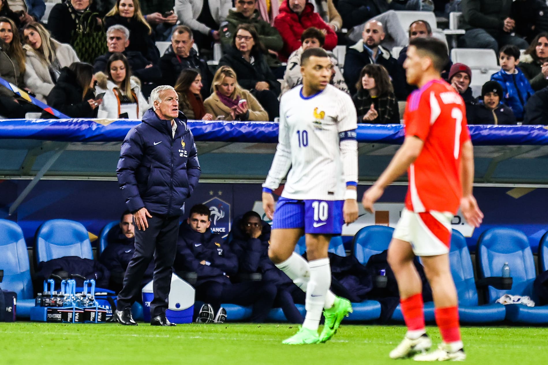 Mbappé é vaiado pela torcida francesa e Deschamps critica atitude