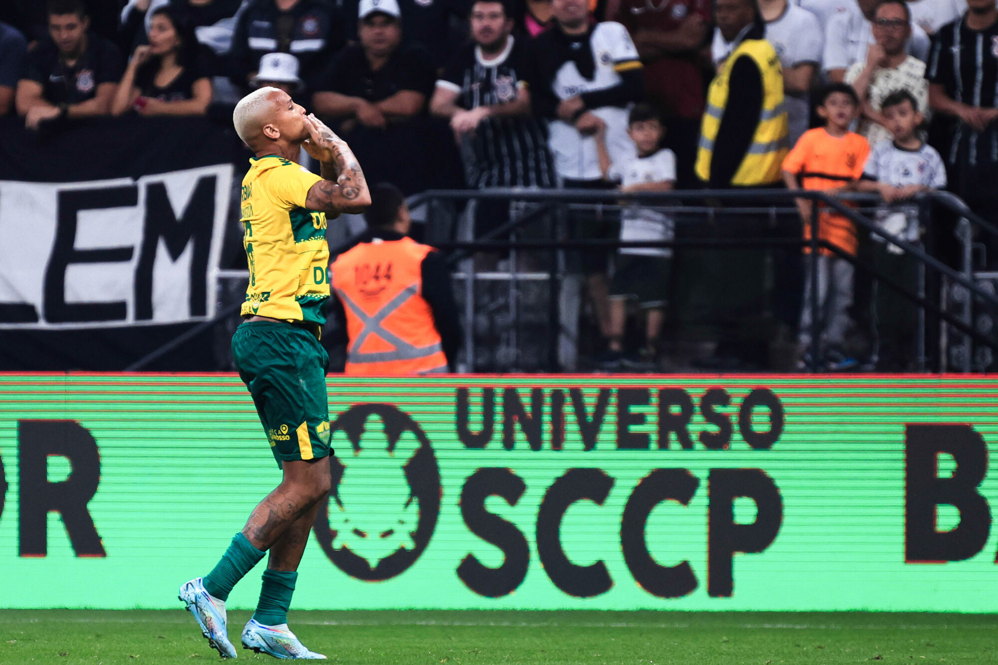 Deyverson diz que ficaria feliz em jogar pelo Corinthians e coloca António Oliveira acima de Abel