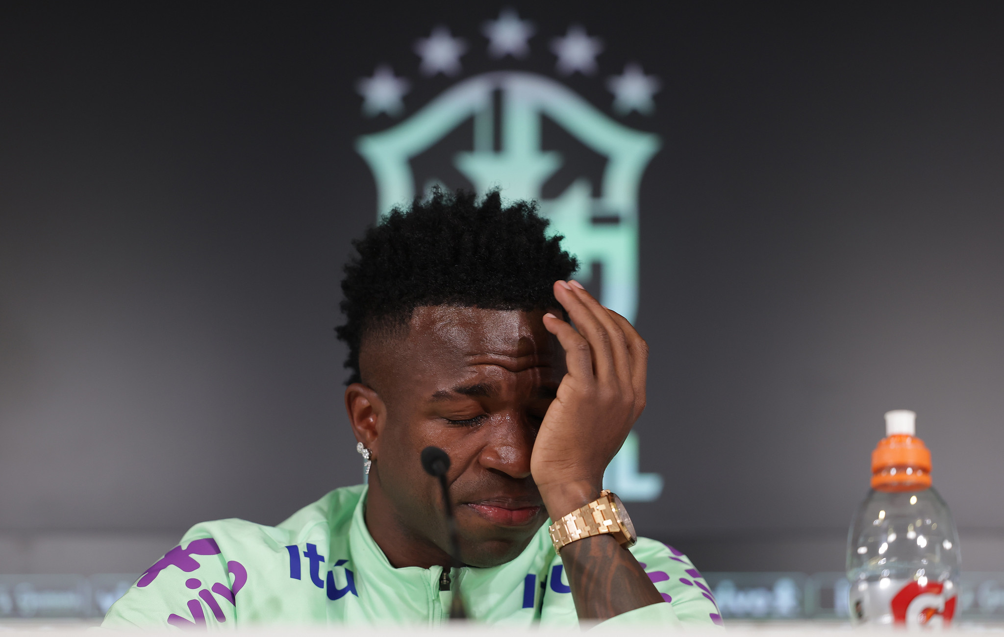 Vini Jr chora em entrevista: "Cada vez tenho menos vontade de jogar"