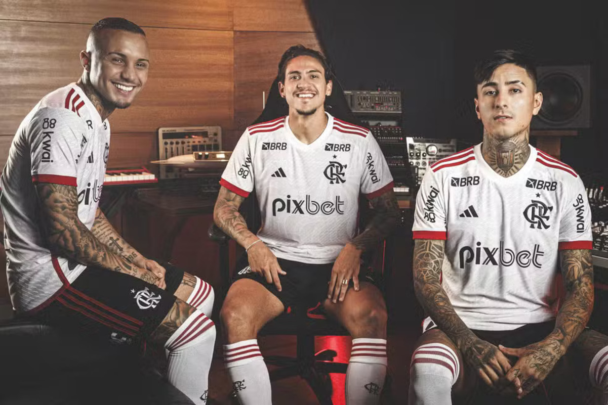 Camisa reserva do Flamengo é lançada com música de Papatinho