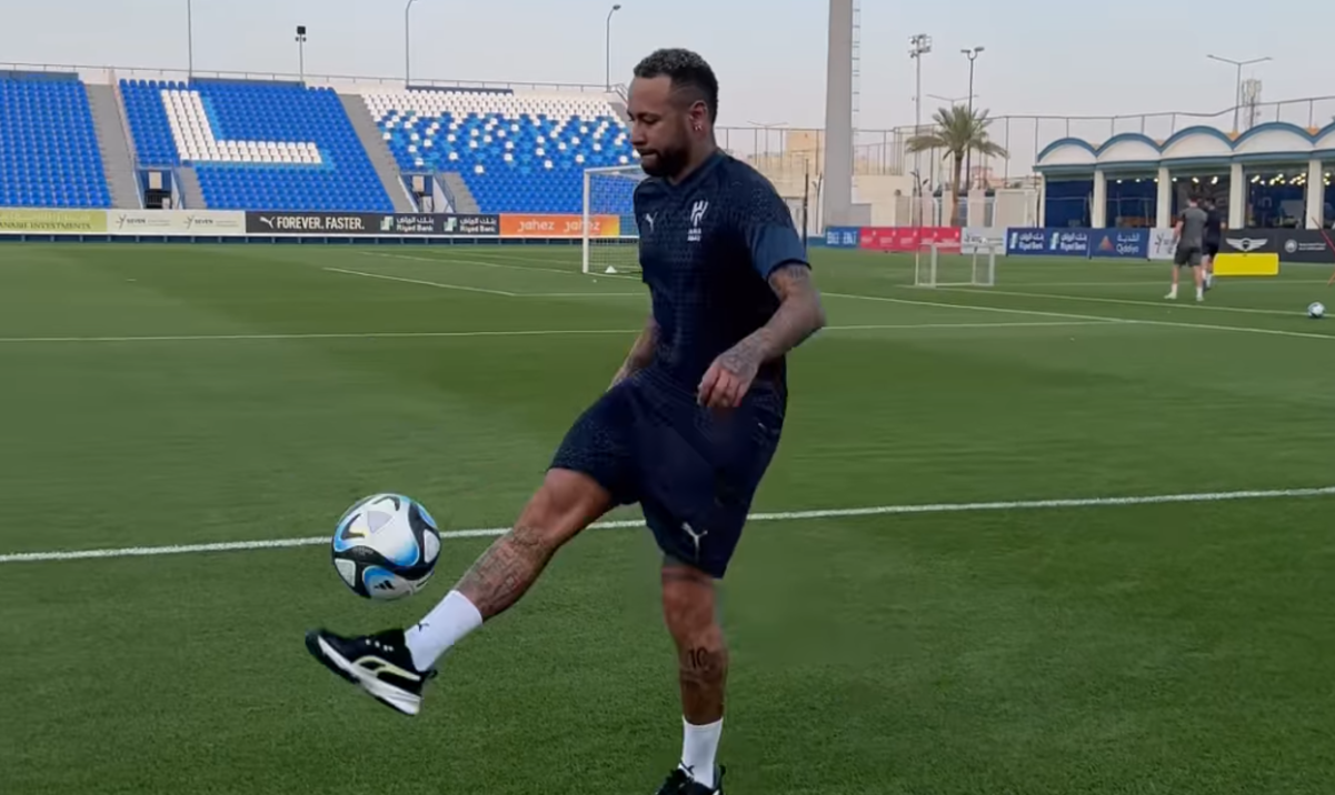 Quando Neymar vai voltar? Jogador posta vídeo trabalhando com bola no gramado