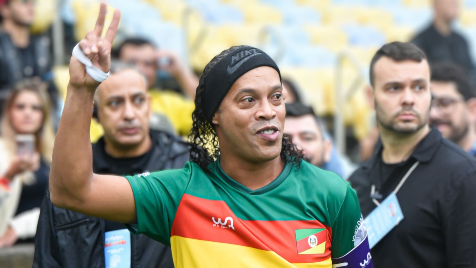 Ronaldinho diz que Neymar continua sendo "o melhor" e que ainda pode ajudar a seleção